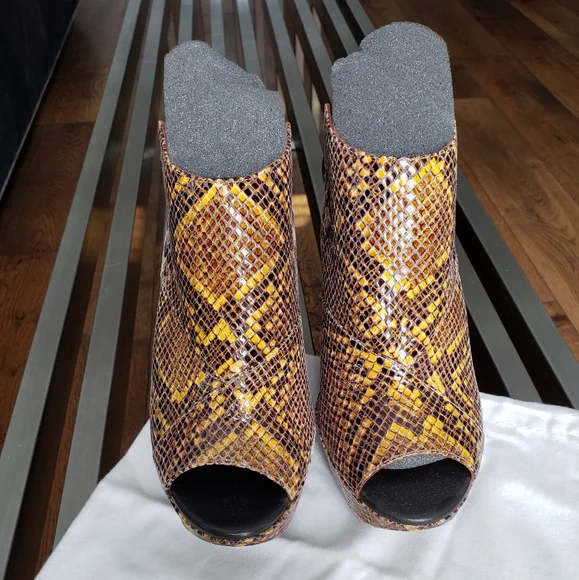 Donald Pliner Shoes - Picture 5 of 8